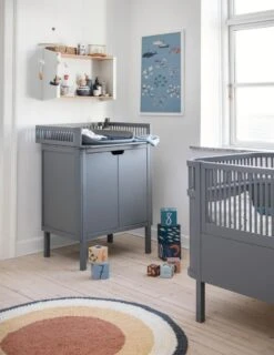 Sebra Commode Met Deuren Classic Grey -Babyreisuitrusting commode deur grijs 2